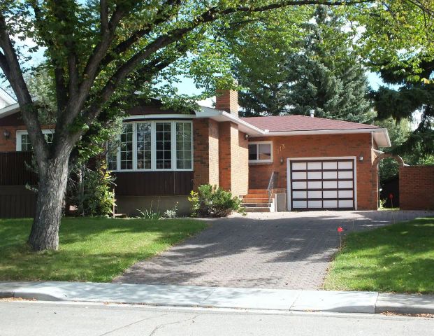 Beautiful Room for Rent Mins Walk to UofC, LRT & Mall, Immediately — 1 Bedroom Room For Rent - Photo 1