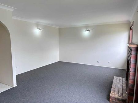 Spacious 3-Bedroom Home with Pool in Sunnybank Hills â Ideal Location & Comfort! - Photo 3