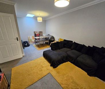 2 bedroom coach house to rent - Photo 2