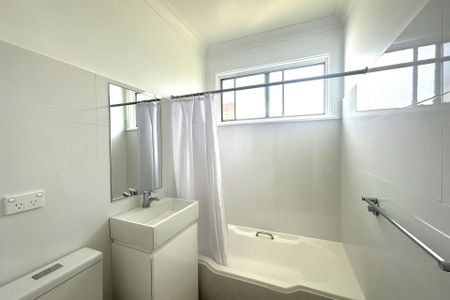 RENOVATED THREE BEDROOM HOUSE - Photo 5