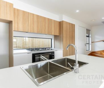 Modern 3-Bedroom Townhouse in Prime Location - Photo 3