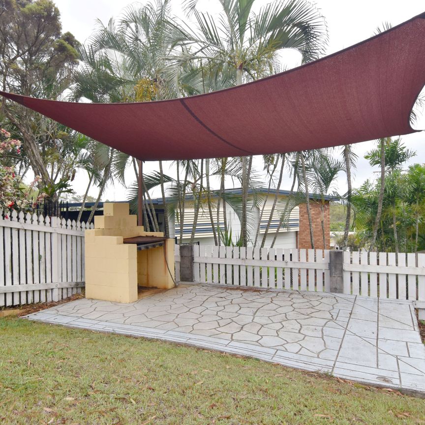 :: NEAT & TIDY LOWSET HOME IN NEW AUCKLAND! - Photo 1