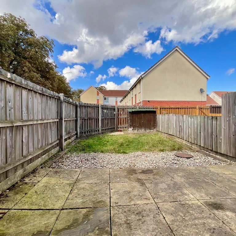 2 bedroom Semi-Detached House to let - Photo 1