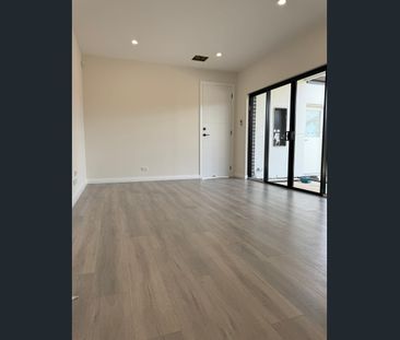 Bright and Modern Townhouse with Private Courtyard - Photo 2