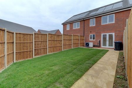 Whitehouse Croft, Kenilworth - Photo 3