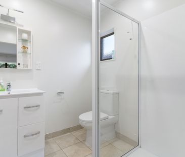 Perfect for Families or Professionals Seeking Modern Comfort 3 bedr... - Photo 4