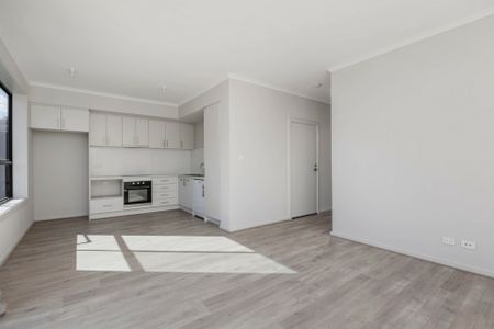 Stylish 2-Bedroom Townhouse in Prime Location - Photo 3