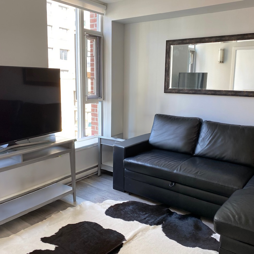 Thoughtfully Designed Yaletown 2 Bedroom With Flexible Solarium Space - Photo 1