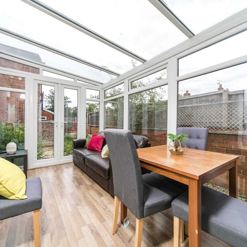 4 Bed Terraced House, Pitcroft Avenue, RG6 - Photo 1