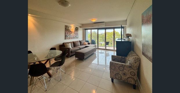 DESIGNER LUXURY APARTMENT WITH UNMATCHED ALBERT PARK VIEWS - Photo 1