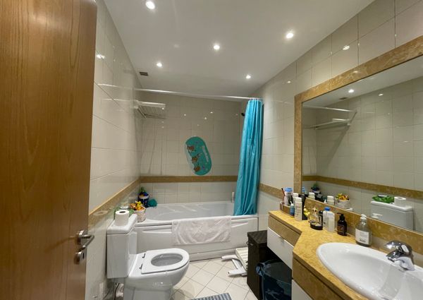 Apartamento T3 com estacionamento e vista de mar em Santo Amaro de Oeiras