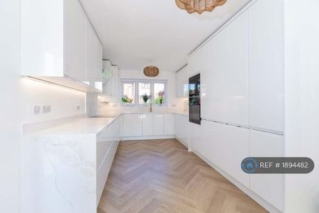 4 bedroom detached house to rent - Photo 5