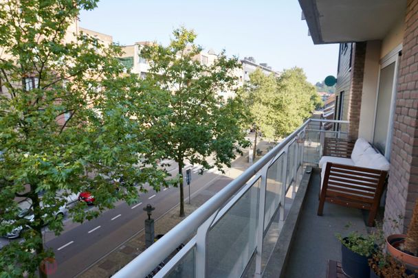 Centraal gelegen appartement met 2 slaapkamers en autostaanplaats. - Photo 1