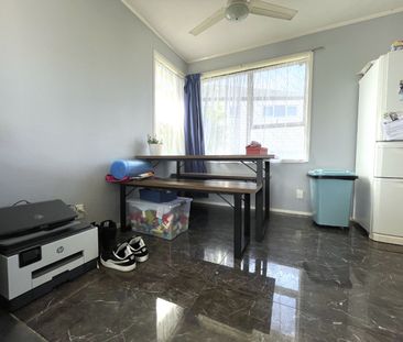 4 Bedrooms Family Home in Bucklands Beach - Photo 1