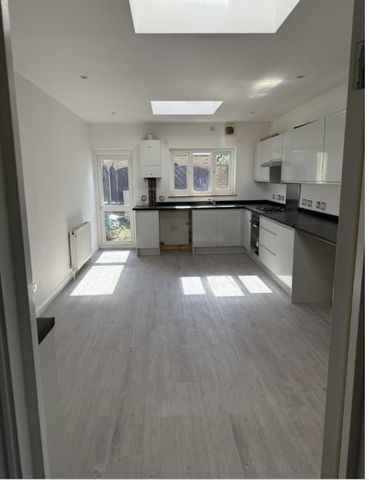 2 Bed End Terrace, Minard Road, SE6 - Photo 2