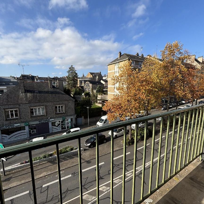 FOUGERES Bd Leclerc - Au 3ème étage avec BALCON. Lumineux appartement de 65 m² comprenant entré... - Photo 1