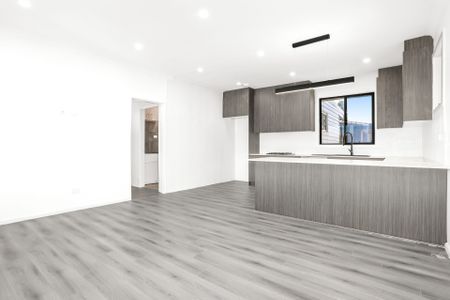 COMPLETELTY REFURBISHED FIVE BEDROOM HOME - Photo 5