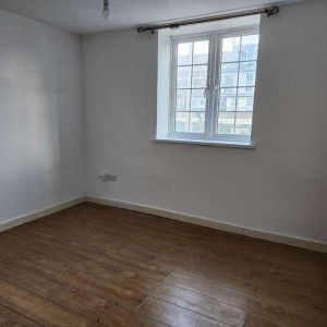 Woking, Surrey, GU21 - Photo 2