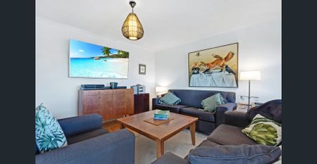 Sophisticated Coastal Residence with Panoramic Outlook - Photo 2