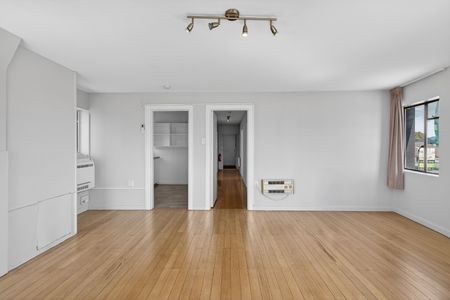 Sunny Two-Bedroom Flat in Prime Addington Location! - Photo 2