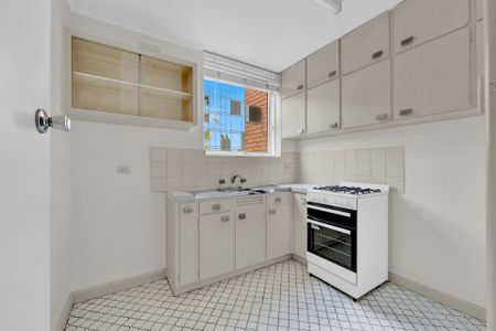 Great Value Apartment With Views Over Fawkner Park. - Photo 4