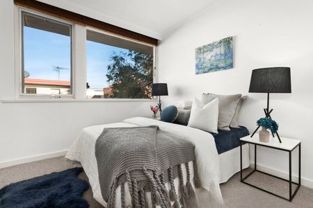 Bright and Tidy 2 Bedroom Port Melbourne Apartment - Photo 5