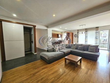 Apartament spatios cu doua locuri de parcare incluse - Fotografie 2