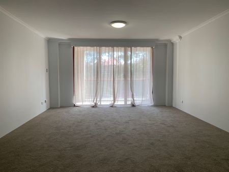 Spacious Apartment in the Prestigious Darlington Complex - Photo 2