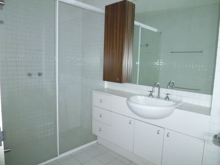 SPACIOUS APARTMENT IN THE HEART OF CARLTON - Photo 4