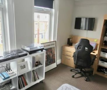 5 Bed - 17 Stanmore Street, Burley, Leeds - LS4 2RS - Student - Photo 2
