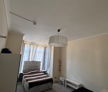 Room in a Shared House, Kensington Gardens, IG1 - Photo 3