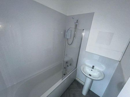 3 bedroom flat to rent - Photo 2