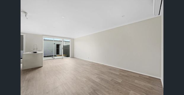 Modern 4 Bedroom Townhouse - Photo 1