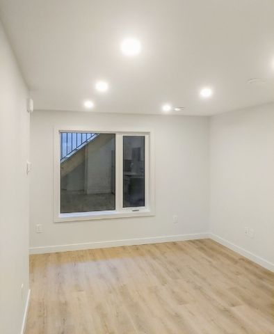 Modern Studio Unit with Private Entrance – Great Access to Downtown - Photo 4