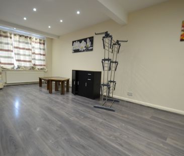 3 bedroom Property to rent - Photo 2