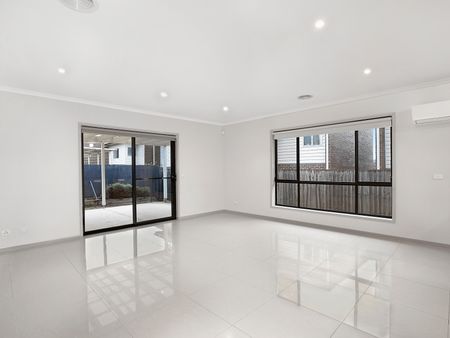 This home needs a new family - Photo 2