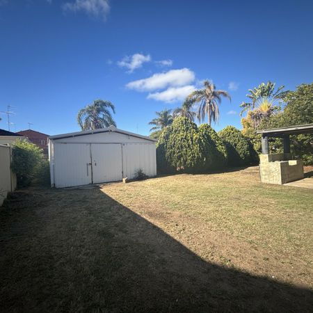 NEAT TWO BEDROOM COTTAGE IN GREAT LOCATION - Photo 3