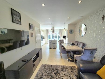 4 bedroom detached house to rent - Photo 3