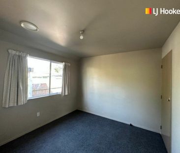 Tidy 4 bedrooom flat - Photo 6