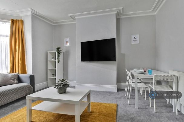 1 bedroom in a house share to rent - Photo 1