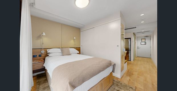 Fully Furnished, All Bills Included. Stay 6 to 12 mths. Near New Studios. - Photo 1