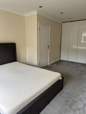 2 Bed Semi-Detached House, Pelham Cottages, NG7 - Photo 4