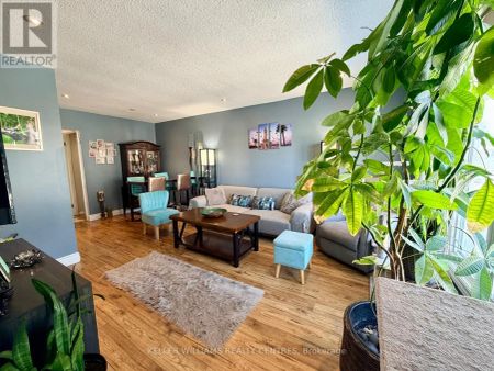 51 MANOR CRESCENT - Photo 2