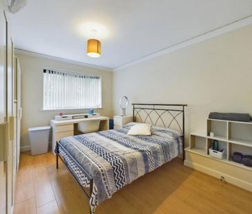 4 bedroom semi-detached house to rent - Photo 2