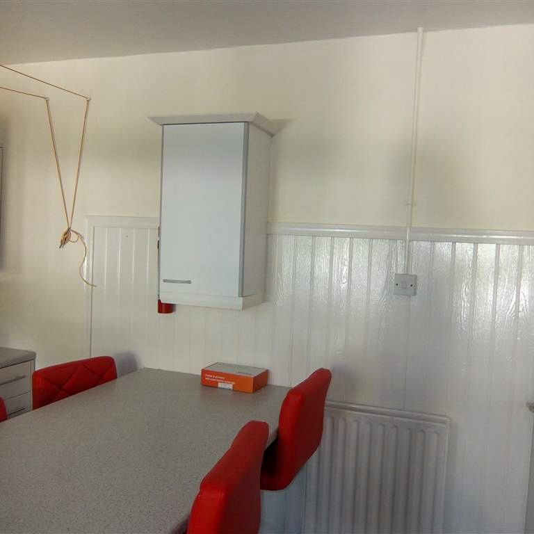 4 Bed End Terrace, Queens Park Road, BN2 - Photo 1