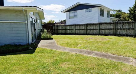 Neat and Tidy 4 bedroom with Large back Yard - Photo 2