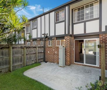 Quality townhouse in sought after estate - Photo 4
