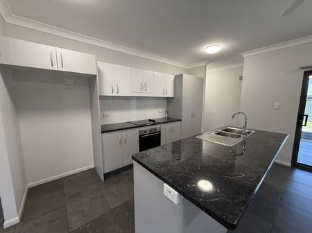 Modern 3 Bedroom Home + Ensuite - Photo 5