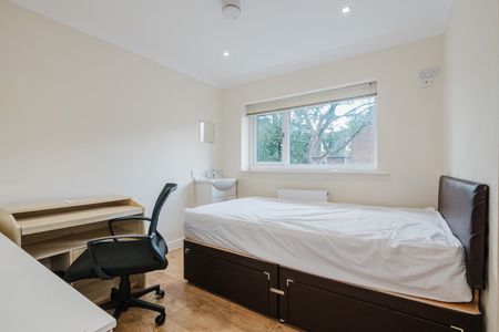 7 Bed Terraced House, Redshaw Close, M14 - Photo 2