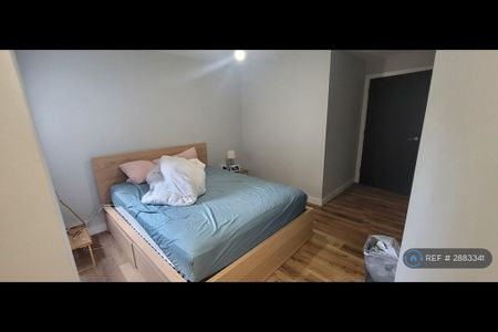 1 bedroom in a flat share to rent - Photo 5